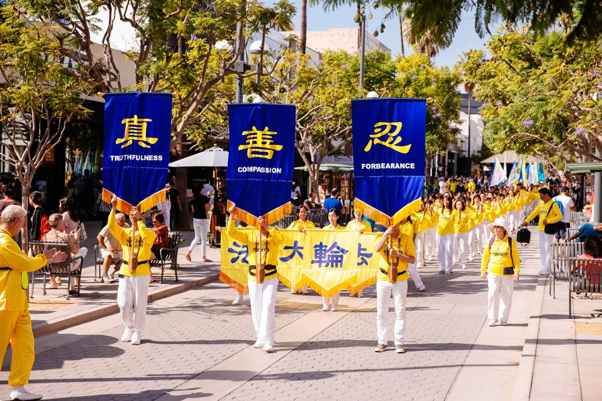 Falun Gong practitioners hold a parade near Santa Monica Pier in Los Angeles on Oct. 17, 2015. (Larry Dye/Epoch Times)