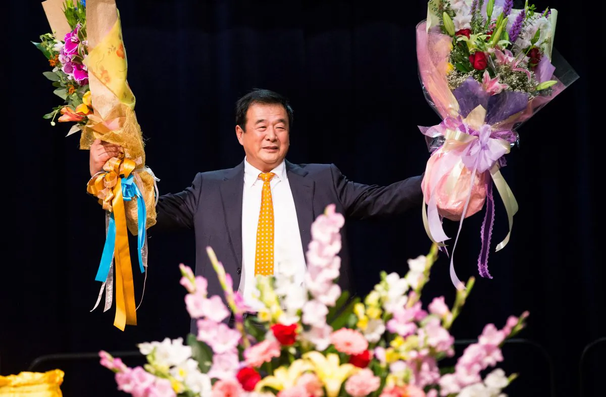 Mr. Li Hongzhi speaks at the 2015 Falun Dafa experience sharing conference at the Los Angeles Convention Center on Oct. 16. (Larry Dye/Epoch Times)