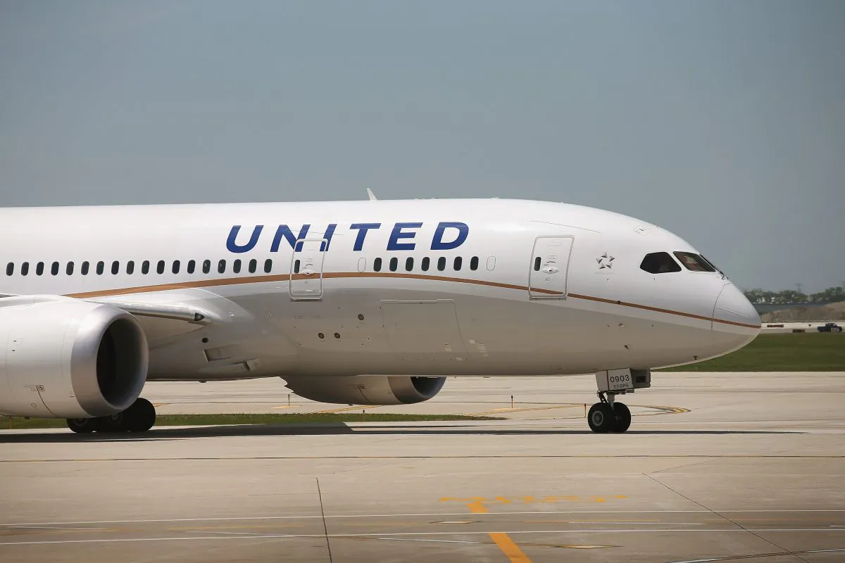 A United Airlines Boeing 787 Dreamliner taxis to a gate at O'Hare International Airport in Chicago, Ill., on May 20, 2013. (Scott Olson/Getty Images)