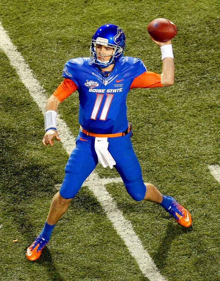 TOSSING BRONC: Quarterback Kellen Moore #11 of the Boise State Broncos throws against the Utah Utes during the MAACO Bowl Las Vega, December 22, 2010. (Ethan Miller/Getty Images) TOSSING BRONC: Quarterback Kellen Moore #11 of the Boise State Broncos throws against the Utah Utes during the MAACO Bowl Las Vega, December 22, 2010. (Ethan Miller/Getty Images)
