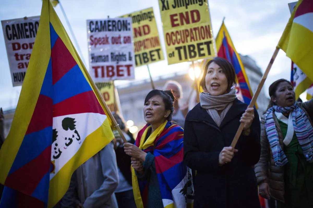 Protesters wave Tibet flags and chant slogans outside Buckingham Palace on October 20th, 2015, where the Chinese president was being hosted by the Queen on the first official day of a state visit (JACK TAYLOR/AFP/Getty Images)