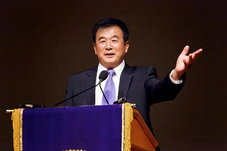 Mr. Li Hongzhi gestures to the crowd at a Falun Dafa experience-sharing conference held in Washington on July 25, 2010. (Mark Zou/The Epoch Times)
