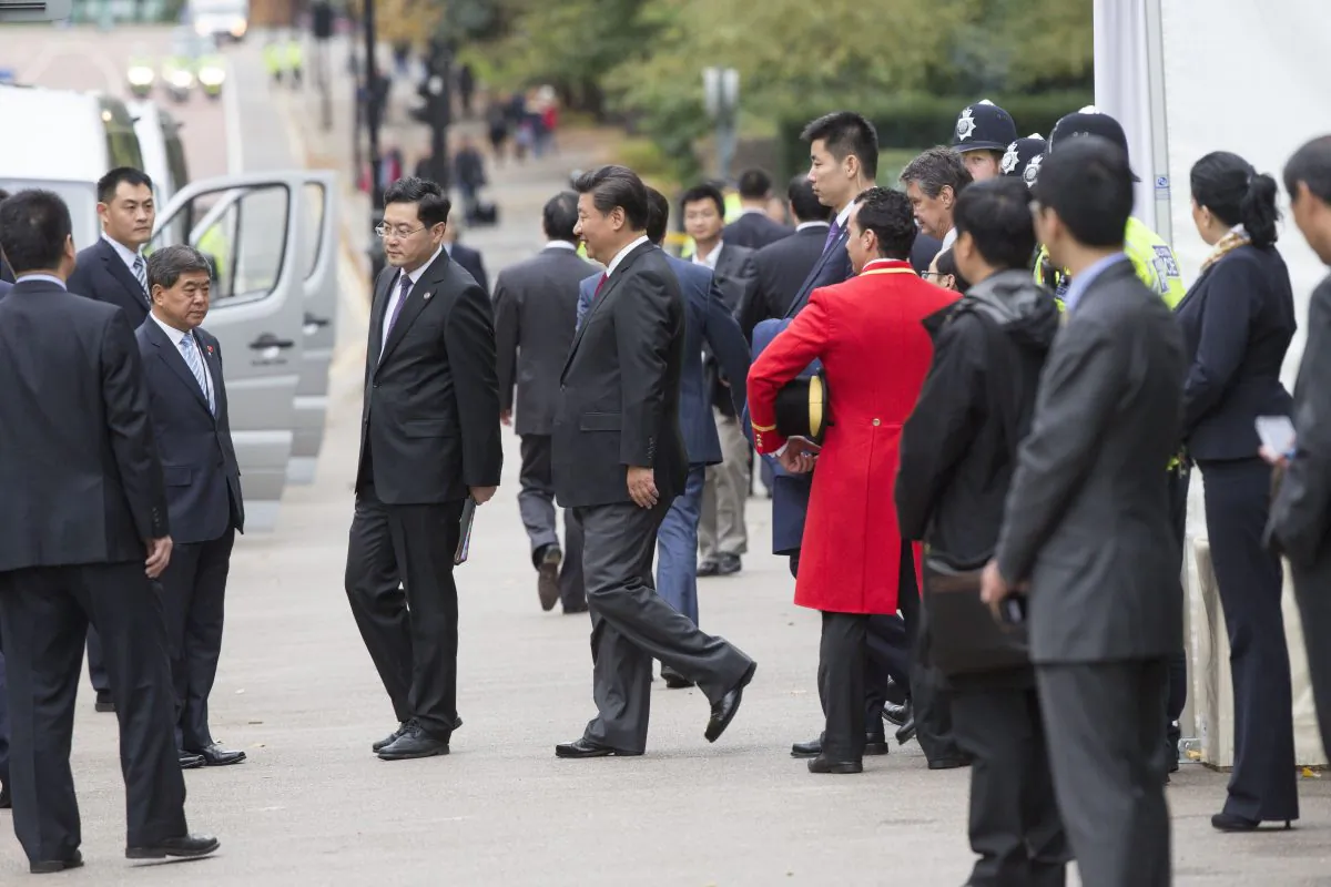 President Xi Jinping and his entourage leave a Confucius Institute party held at the Mandarin Oriental Hotel in Kensington, London, on October 22nd, 2015 (Si Gross/Epoch Times)