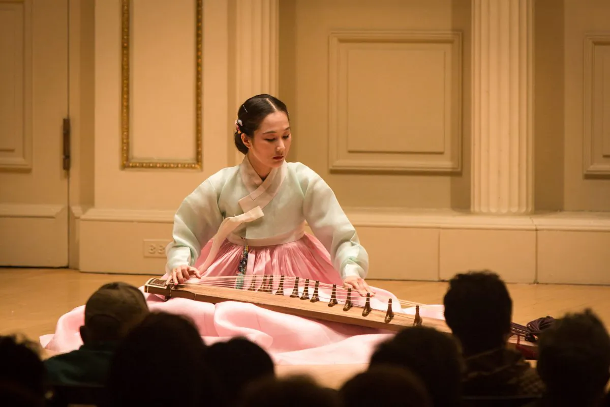TeRra Han plays the Kayageum at Carnegie Hall in New York on Sept. 29, 2015. (Benjamin Chasteen/Epoch Times)