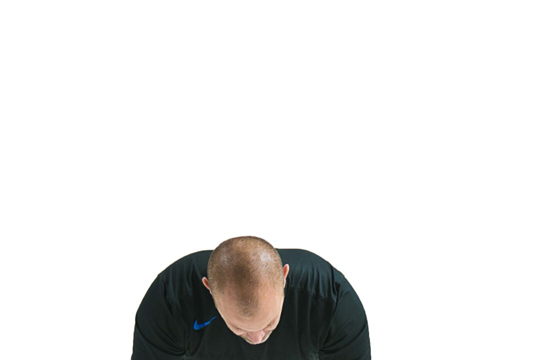 Dumbbell Push up start position (front view). (Benjamin Chasteen/Epoch Times)
