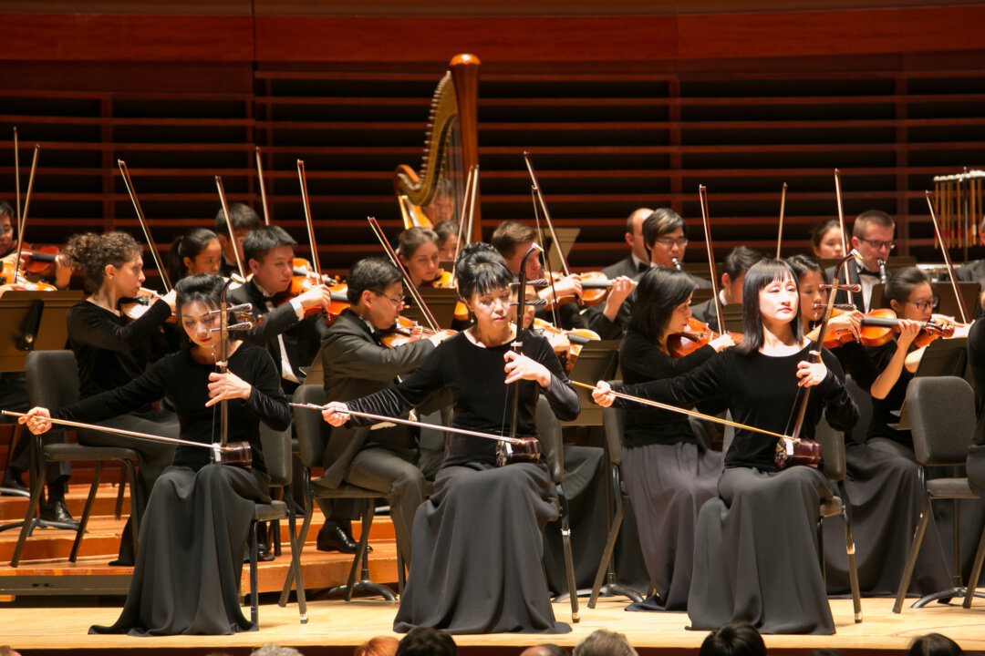 Erhu soloists play at Shen Yun Symphony Orchestra's concert at Philadelphia's Verizon Hall at the Kimmel Center, on Oct. 25, 2015. (Lisa Fan/Epoch Times)