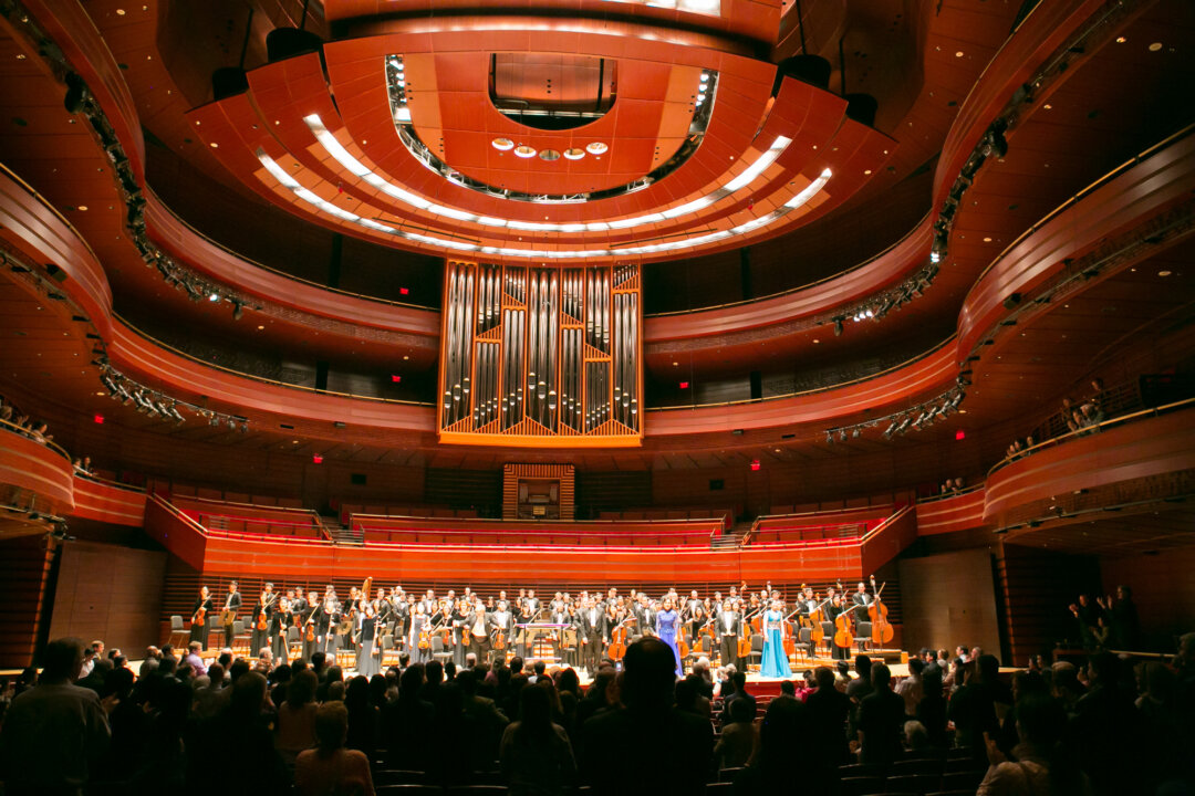 A standing ovation for the Shen Yun Symphony Orchestra at Philadelphia's Verizon Hall at the Kimmel Center, on Oct. 25, 2015. (Lisa Fan/Epoch Times)