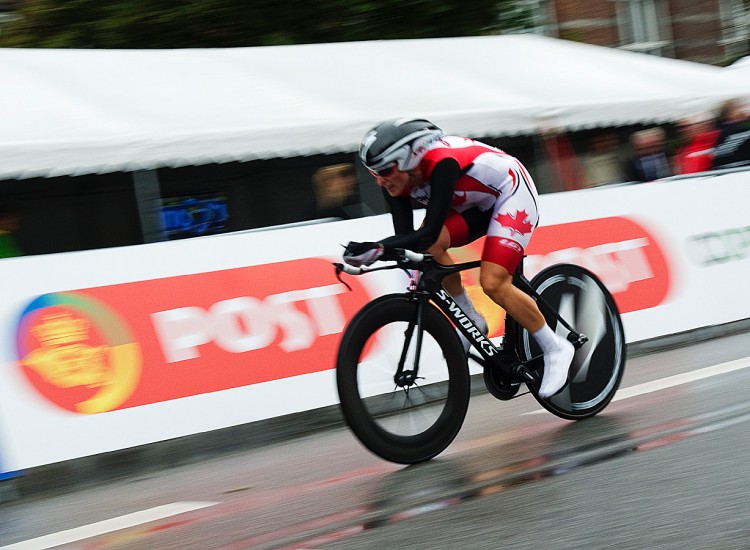 Tara Whitten took the race lead for barley long enough to smile. (Jonathan Nackstrand/AFP/Getty Images) Tara Whitten took the race lead for barley long enough to smile. (Jonathan Nackstrand/AFP/Getty Images)