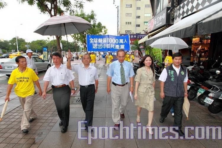 Many Kaohsiung city council members and dignitaries attend the rally. (Song Bilong/The Epoch Times) Many Kaohsiung city council members and dignitaries attend the rally. (Song Bilong/The Epoch Times)