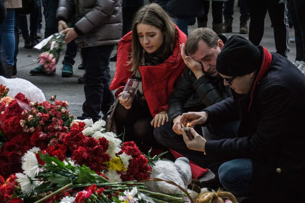 People mourn the victims of Metrojet's flight 9268 crash, in St. Petersburg, Russia, on Nov. 1, 2015. (Alexander Aksakov/Getty Images)