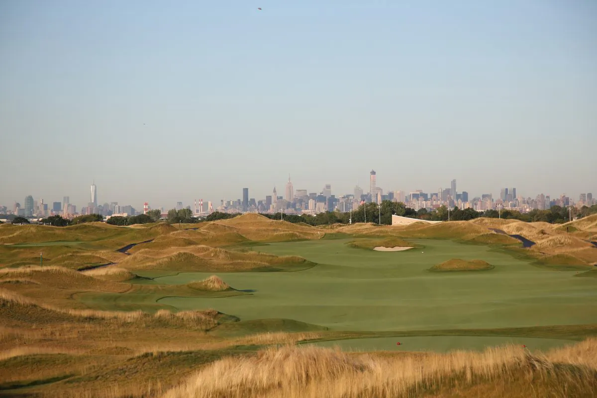 Ferry Point provides both on course and off course views of the Manhattan skyline which are simply mesmerizing. ()