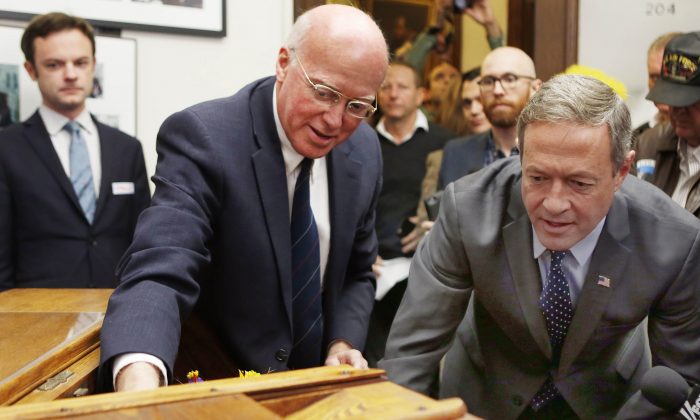 New Hampshire Secretary of State Bill Gardner (L) shows Democratic presidential candidate, former Maryland Gov. Martin O'Malley the historic ballot box before O'Malley filed papers to be on the nation's earliest presidential primary ballot, Wednesday, Nov. 4, 2015, at The Secretary of State's in Concord, N.H. (AP Photo/Jim Cole)