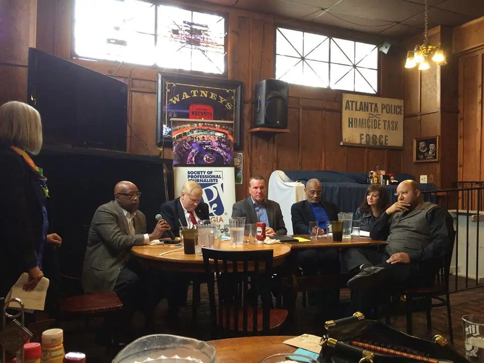 A panel talks about police shootings at Manuel's Tavern in Atlanta on Oct. 31, 2015. (L-R) Mary Silver, Jay Suber, Gary Yandura, Billy Grogan, Makungu Akinyela, Lori Brickman, and George Chidi. (Ellen Eldridge/Society of Professional Journalists)