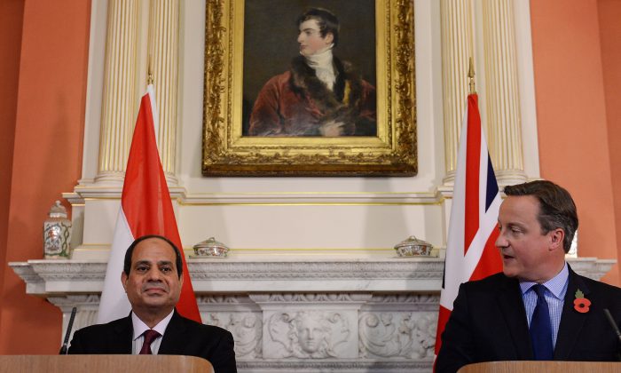 Egyptian President Abdel Fattah al-Sisi (L) and British Prime Minister David Cameron at a press conference following their meeting in London on Nov. 5, 2015. (Stefan Rousseau/AFP/Getty Images)
