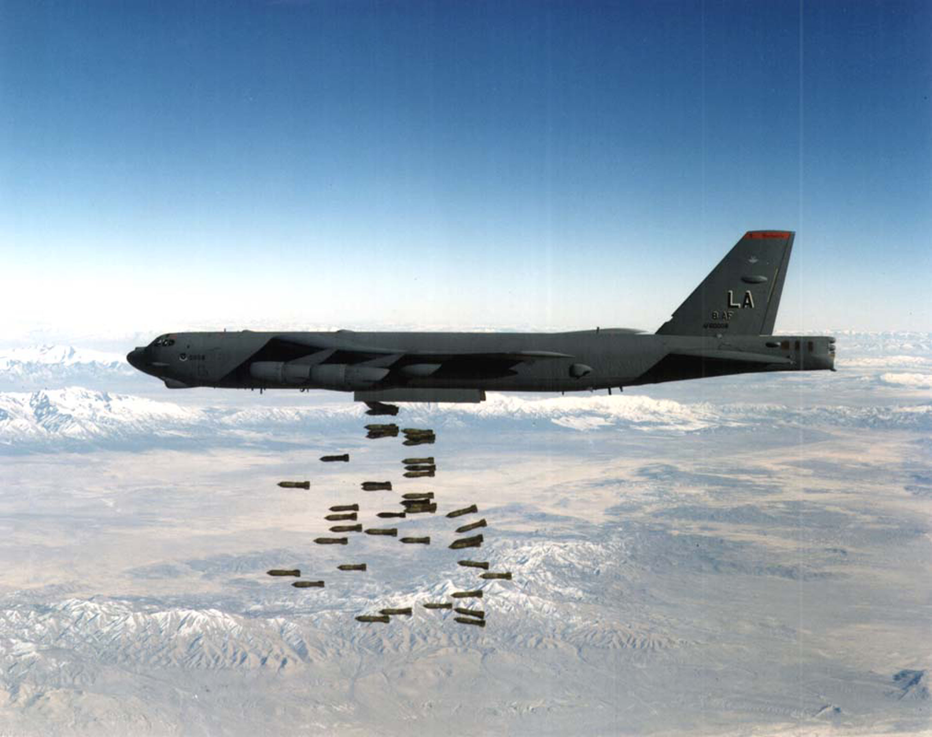 美国空军 B-52 同温层堡垒重型轰炸机在这张未注明日期的档案照片中投下炸弹。  （美国空军/盖蒂图片社）