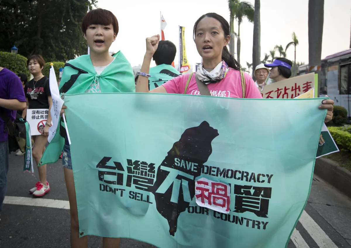 Protestors demonstrate against the meeting in Singapore between Taiwan's President Ma Ying-jeou and Chinese President Xi Jinping, on Nov. 7, 2015, in Taipei, Taiwan. (Ashley Pon/Getty Images)