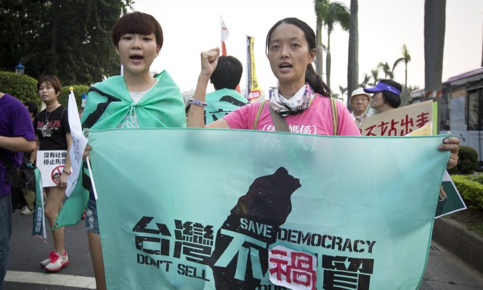 Protestors demonstrate against the meeting in Singapore between Taiwan's President Ma Ying-jeou and Chinese President Xi Jinping, on Nov. 7, 2015, in Taipei, Taiwan. (Ashley Pon/Getty Images)