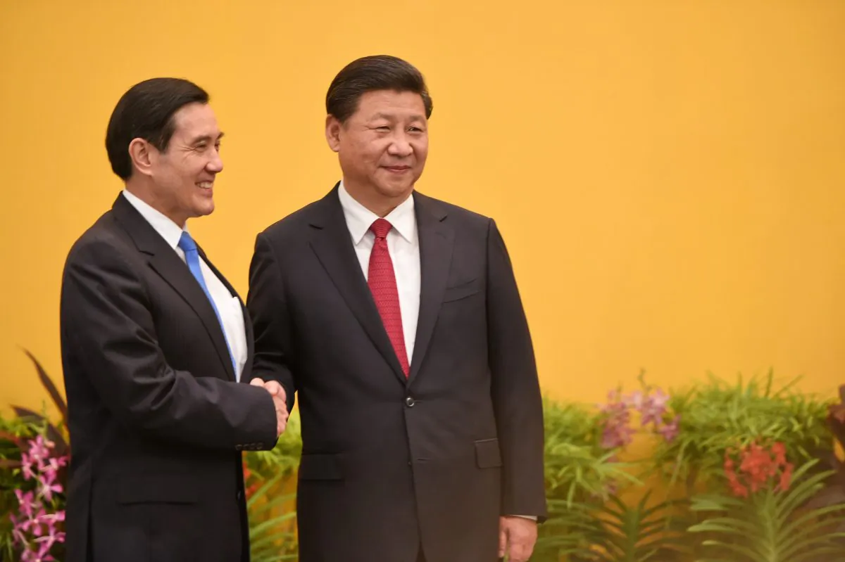 Chinese leader Xi Jinping (R) and Taiwan President Ma Ying-jeou (L) before a meeting at the Shangrila Hotel in Singapore on Nov. 7, 2015. (Roslan Rahman/AFP/Getty Images)