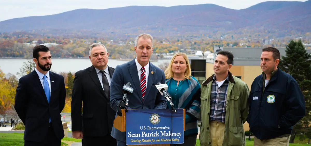 (L-R) Cullen Lyons, Joe Valenti, Congressman Sean Patrick Maloney, Lisa Gallina, Bruno Gatta, and County Executive Steven Neuhaus at Mt. St. Mary College in Newburgh on Nov. 7, 2015. (Yvonne Marcotte/Epoch Times)