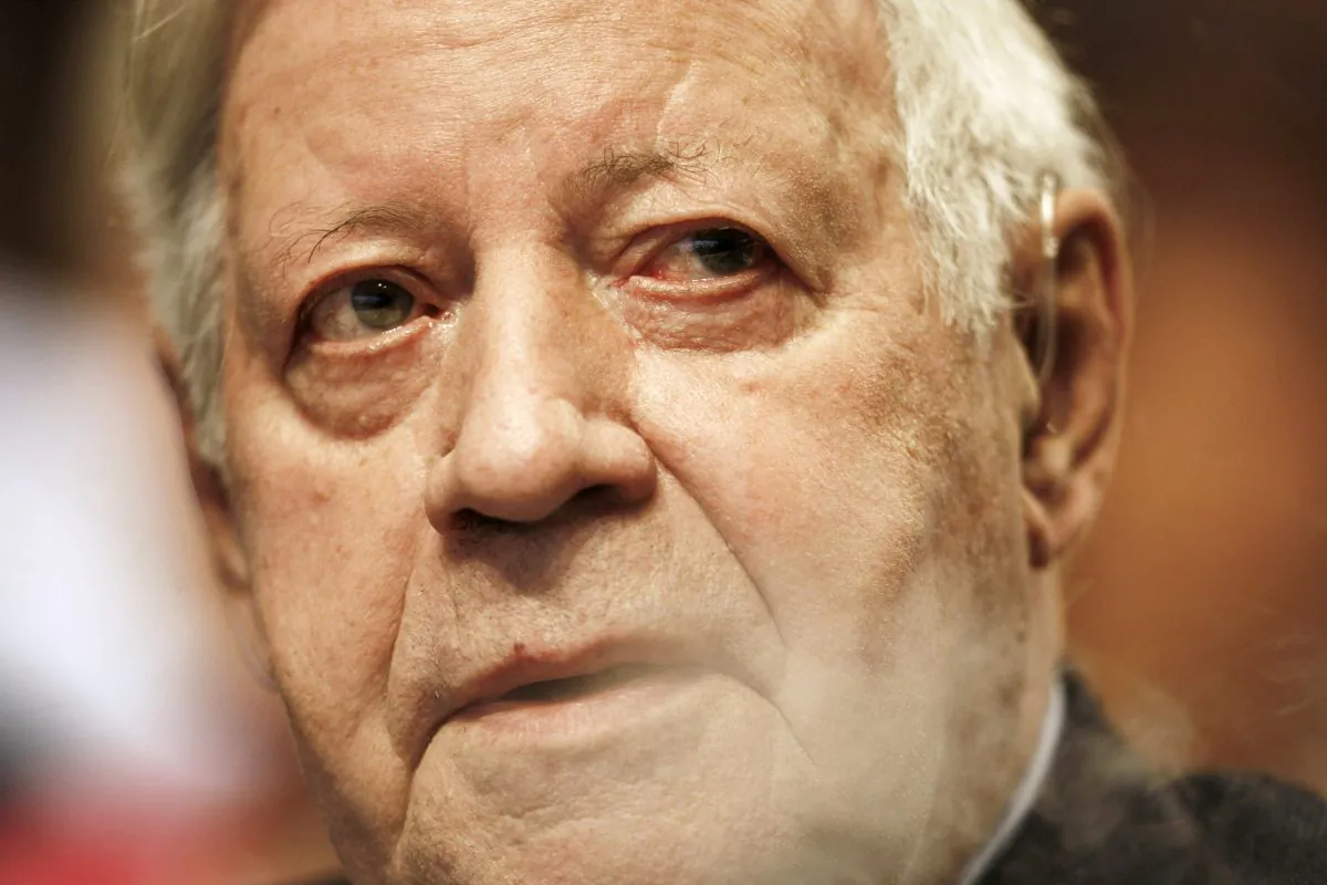 Helmut Schmidt, ex-chancellor of Germany, at the Social Democratic Party Convention in Hamburg, Germany, on Oct. 26, 2007. (AP Photo/Markus Schreiber)