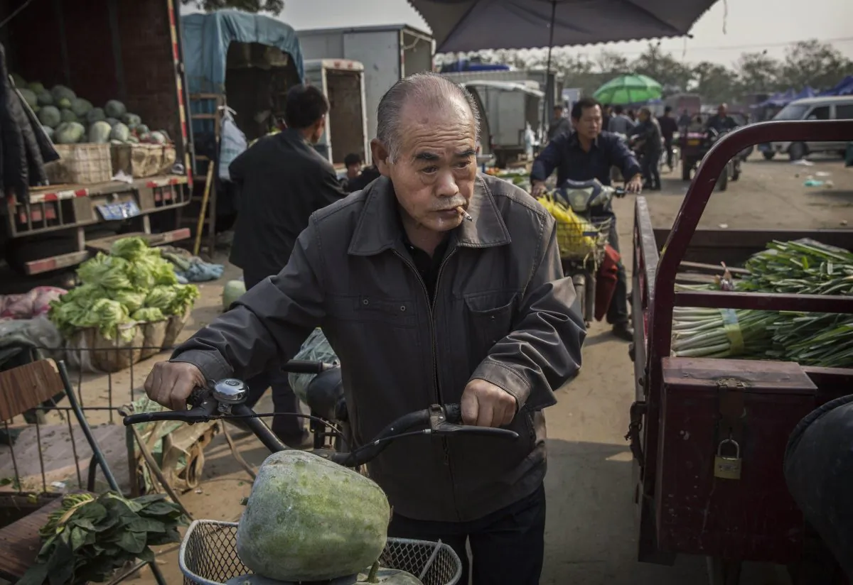 A Chinese pensioner shops at a local food market in Beijing on Oct. 14, 2015. (Kevin Frayer/Getty Images)