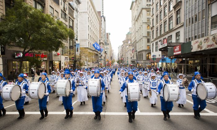 Tian Guo marching band members participate in the Veterans Day Memorial parade in New York on Nov. 11, 2015. (Samira Bouaou/Epoch TImes)