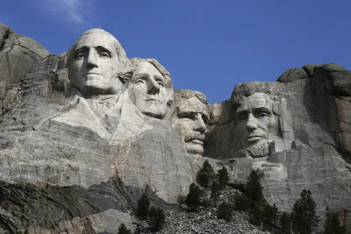 The sculptures of U.S. presidents George Washington, Thomas Jefferson, Theodore Roosevelt, and Abraham Lincoln at Mt. Rushmore National Memorial. (Dean Franklin/CC-BY)