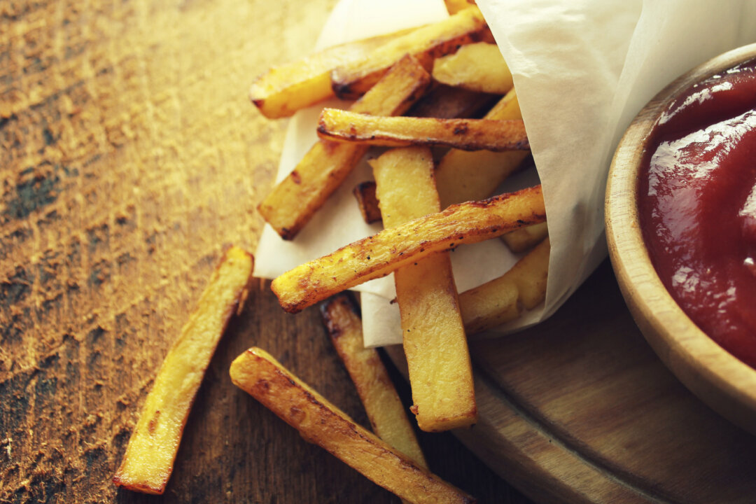 Potato fries with sauce (Vaivirga/iStock)