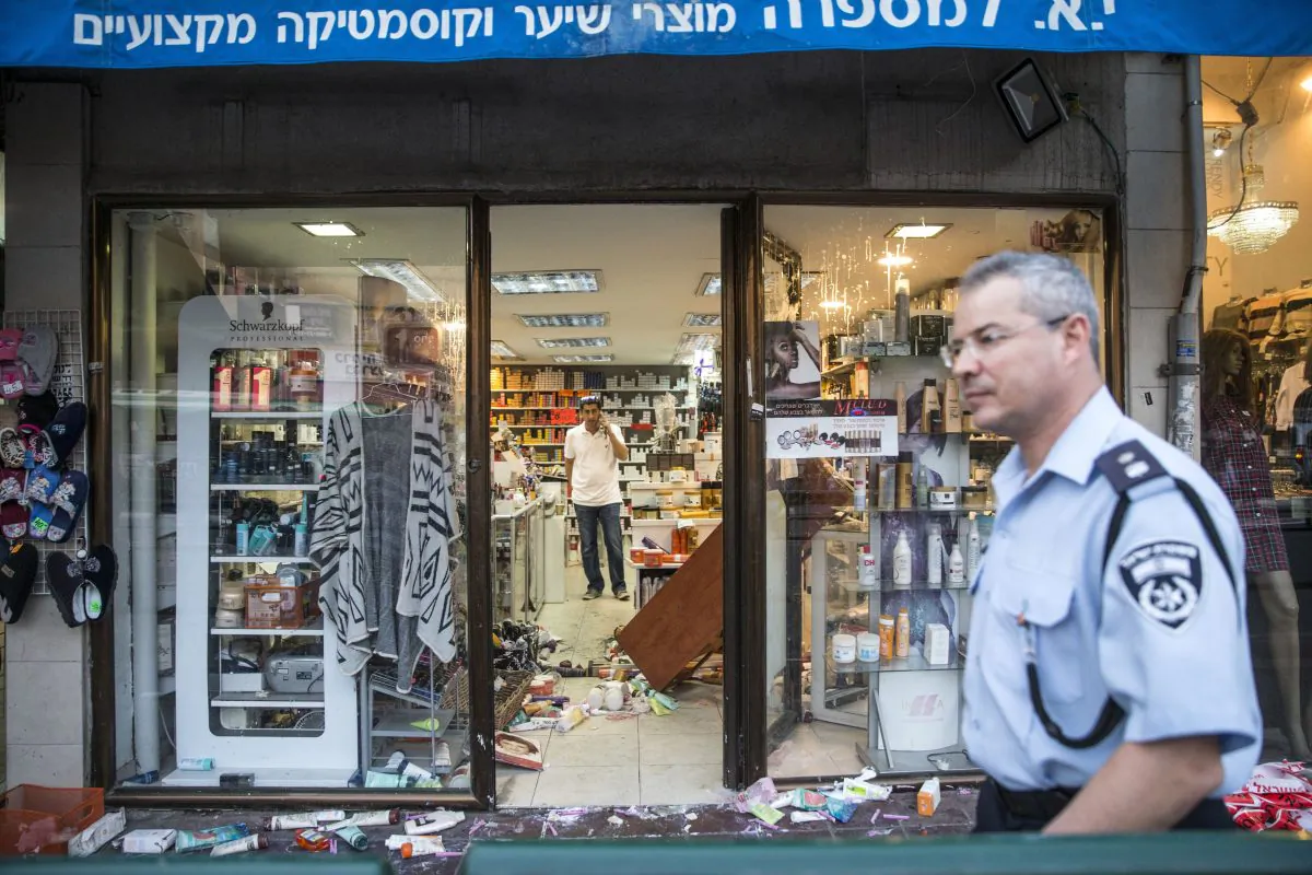 Israeli police and forensic experts inspect the scene of a stabbing attack in the Israeli city Rishon LeZion on Nov. 2, 2015. (JACK GUEZ/AFP/Getty Images)