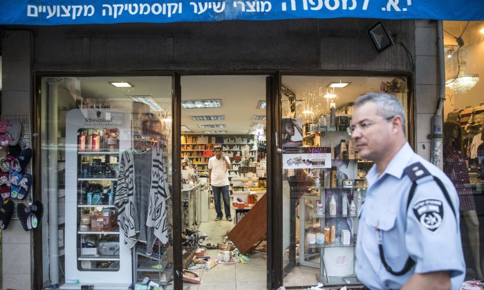 Israeli police and forensic experts inspect the scene of a stabbing attack in the Israeli city Rishon LeZion on Nov. 2, 2015. (JACK GUEZ/AFP/Getty Images)