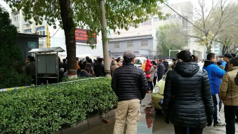 Plainclothes police surround a court building in Cangzhou City, northern China, on Nov. 9, 2015. Nine practitioners of Falun Gong are standing trial for meeting in a room and talking with one another on Aug. 17, 2014. (Epoch Times) 
