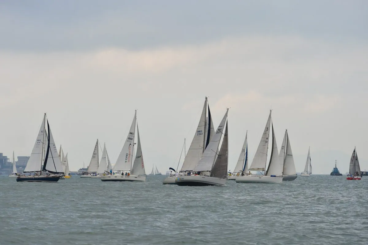Boats at the 8:30am start in the Marriott Rewards Round the Island Race 2015 on Sunday Nov 15, 2015. (Bill Cox/Epoch Times)