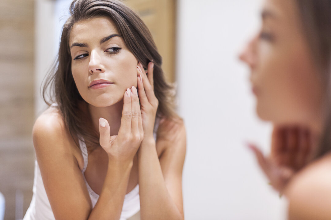 Most people don’t realize that the roots of skin problems lie in the lungs.(GPOINTSTUDIO/ISTOCK)