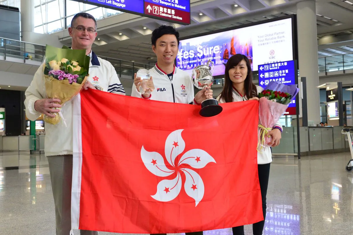 (L-R) Mike Seymour (coach), world champion Wu Siu Hong and Milki Ng (Hong Kong’s representative in the Women’s event) arriving back in Hong Kong on a flight from Los Angeles, early on Sunday Nov 22, 2015 following Wu’s success in winning the 51st Qubica AMF, Bowling World Cup in Las Vegas.
(Bill Cox/Epoch Times)