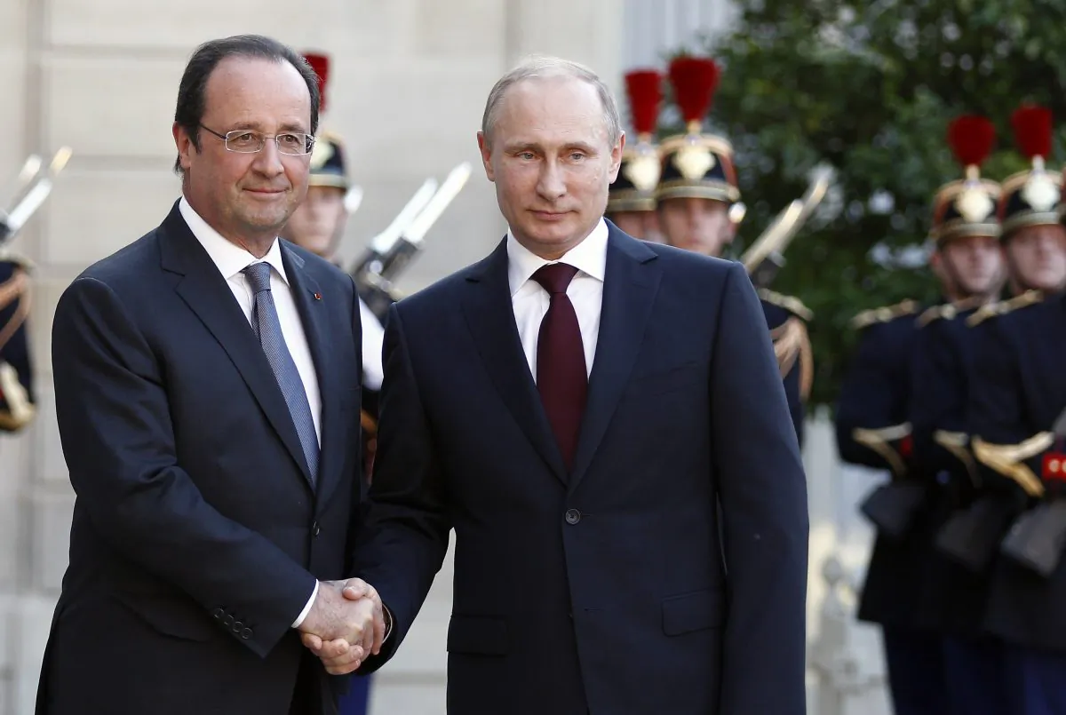 French President Francois Hollande welcomes Russian President Vladimir Putin at the Elysee Presidential Palace in Paris, France, on June 5, 2014. (Thierry Chesnot/Getty Images)