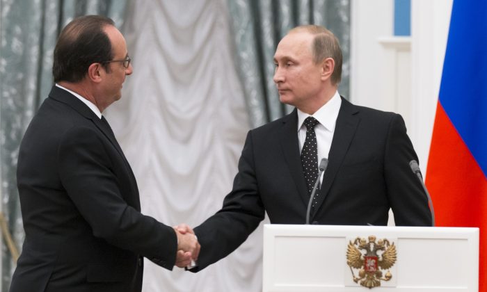 Russian President Vladimir Putin, right, and France's President Francois Hollande shake hands after their news conference following the talks in Moscow, Russia, Thursday, Nov. 26, 2015. (AP Photo/Alexander Zemlianichenko)