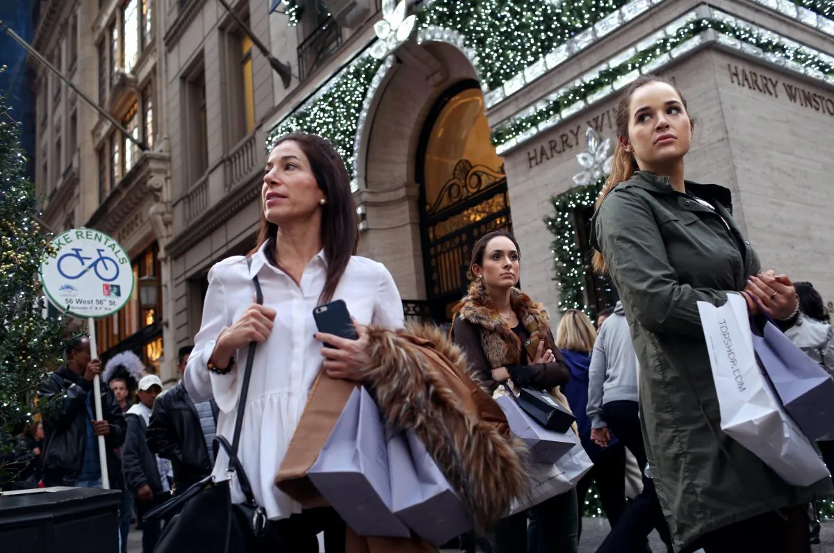 Shoppers walk by holiday decor hanging on Harry Winston in New York City on Black Friday, Nov. 27, 2015. (Yana Paskova/Getty Images)