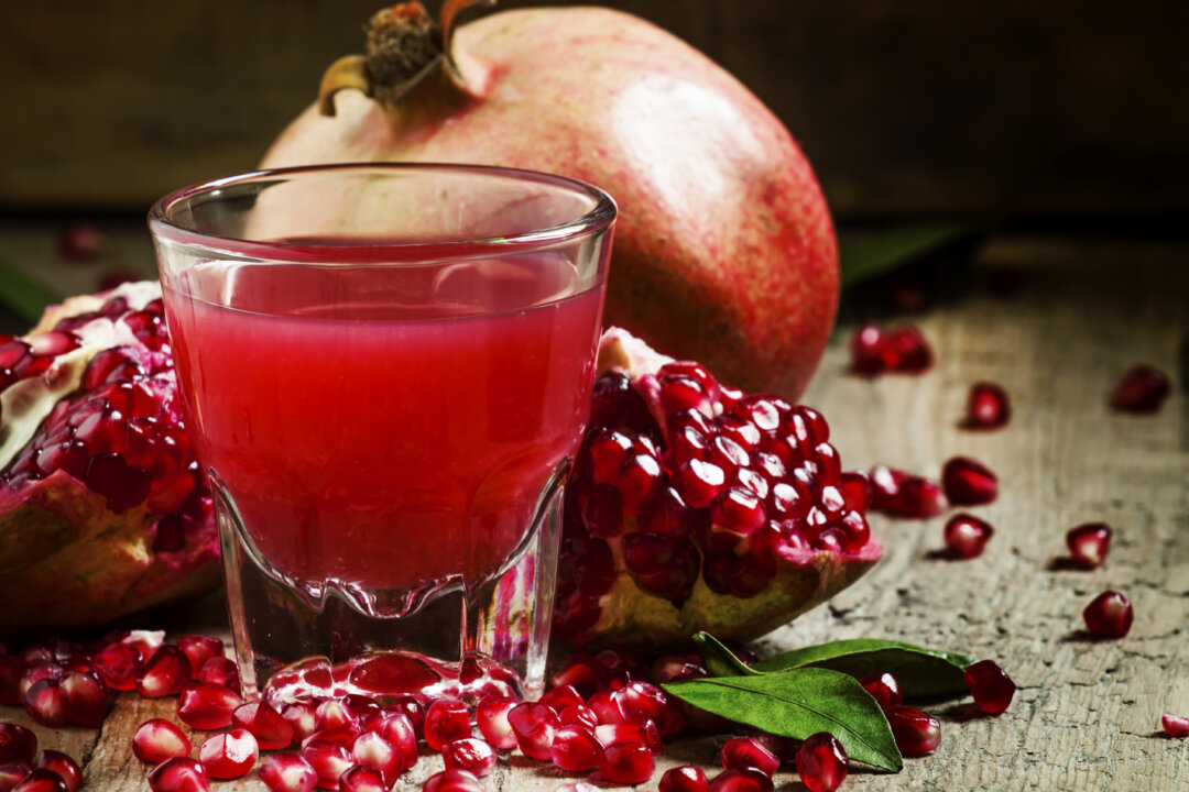 An overlooked study strongly suggests pomegranate juice may be a highly effective way to unclog our arteries.(5PH/iStock)