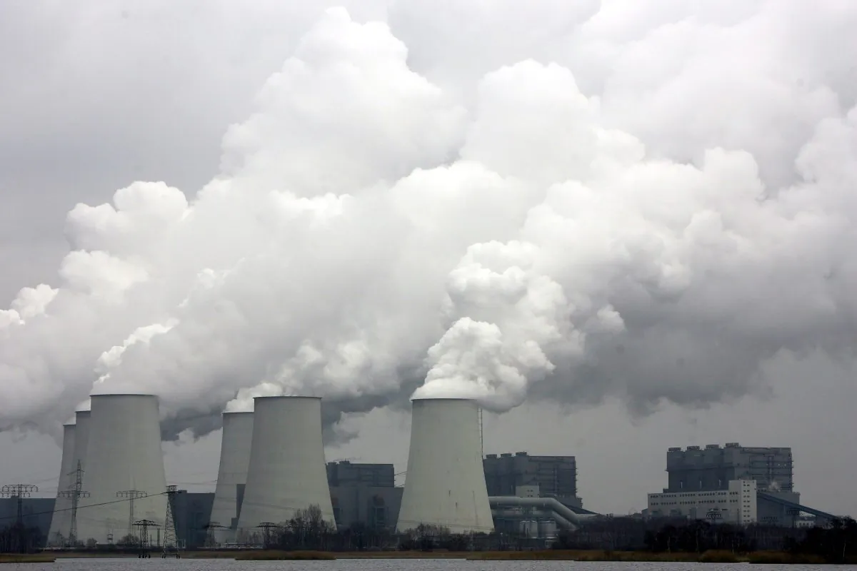 Exhaust plumes from cooling towers at the Jaenschwalde lignite coal-fired power station at Jaenschwalde, Germany, on March 20, 2007. (Sean Gallup/Getty Images)
