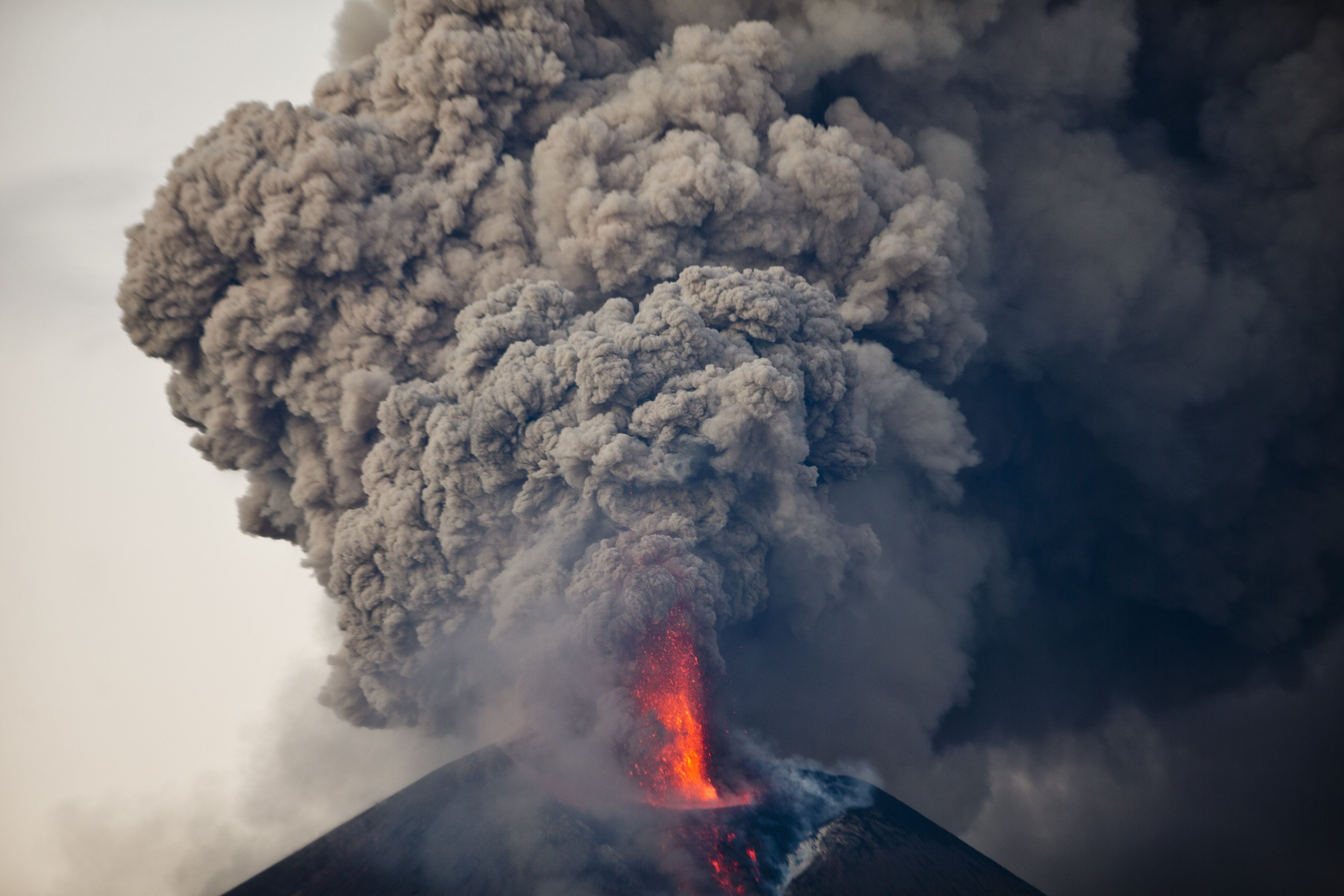 Пока я в атмосфере снова пепел. Вулкан Мерапи извержение. Вулкан Момотомбо извержение. Извержение Мерапи 2020. Извержение вулкана загрязнение атмосферы.