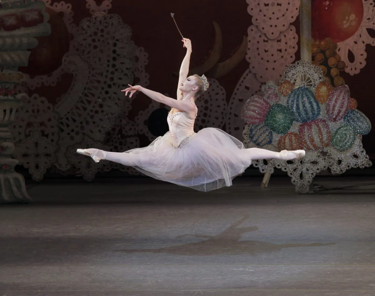 Sara Mearns as The Sugarplum Fairy in
George Balanchine's
THE NUTCRACKER 
Act II
Choreography George Balanchine © The George Balanchine Trust
New York City Ballet  
Credit Photo: Paul Kolnik
studio@paulkolnik.com
nyc 212-362-7778