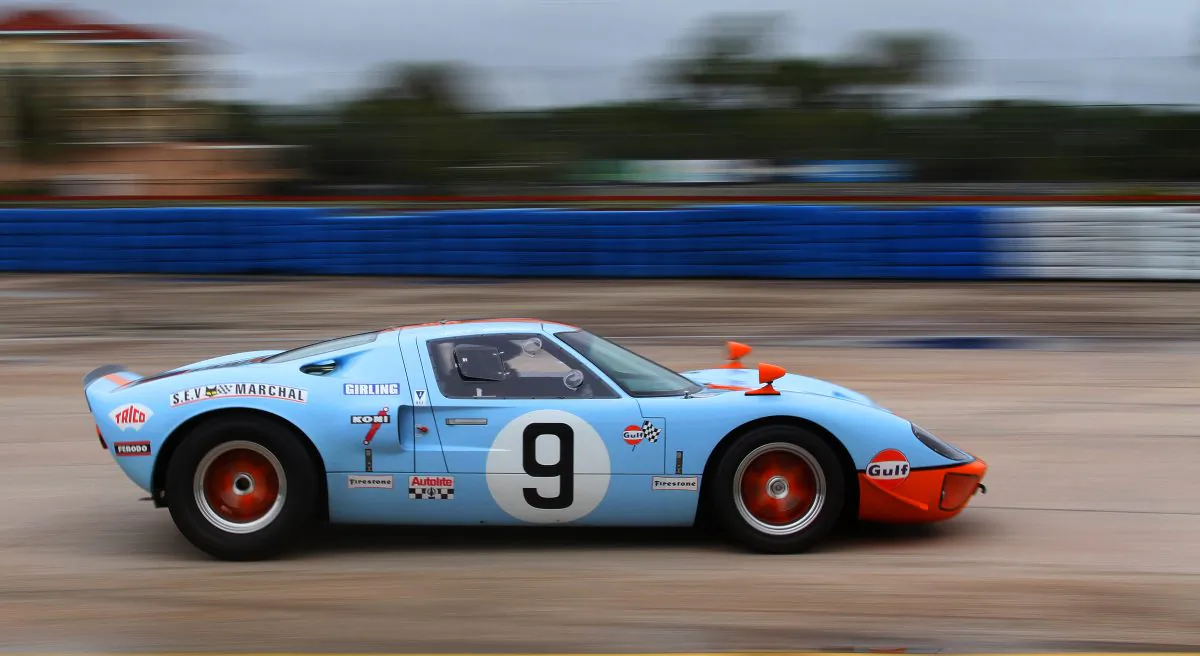 Art Woodworth exits Turn 17 at Sebring in his 1968/2014 Bailey Ford GT40 during the morning practice session at the HSR Sebring Historics, Friday, Dec. 4, 2015. (Chris Jasurek/Epoch Times)