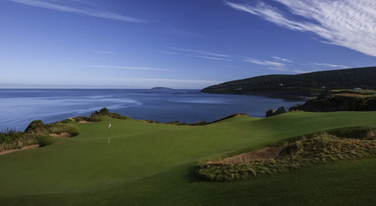 A view of the tour de force par-3 16th at Cabot Cliffs on Cape Breton Island in Nova Scotia. (Courtesy of L.C. Lambrecht)