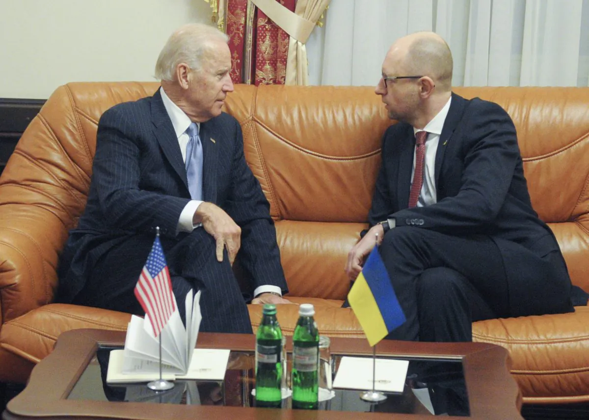 Ukraine's Prime Minister Arseniy Yatsenyuk (R) and U.S. Vice President Joe Biden in Kyiv, Ukraine, Monday, Dec. 7, 2015. (AP Photo/Andrew Kravchenko)