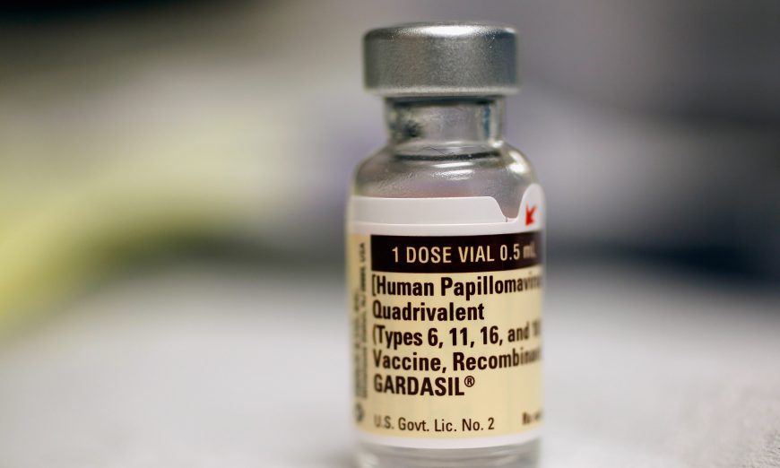 ヒトパピローマウイルスワクチンのボトル。(ジョー・レードル/ゲッティイメージズによる写真)