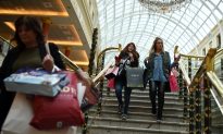 US Retail Sales Rise as Consumers Shrug Off Stock Price Drop