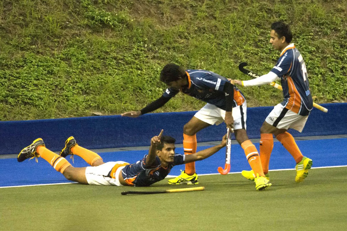 Clincher: Khalsa-A’s Arshad Mohammad nails the winner for his side and celebrates with a sky dive in their top of the table clash with Singh Sabha Sports Club (SSSC-A) in the HKHA Premier Division match at King’s Park on Sunday Dec 6, 2015. (Eddie So) 