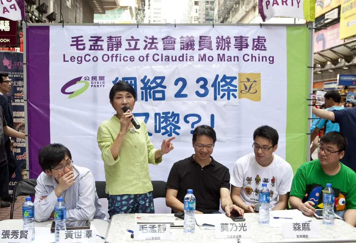 LegCo member Claudia Mo Man-ching is doing a consultation on Copyright Ordinance, also known as internet Article 23 on street in July 2013. (Epoch Times)