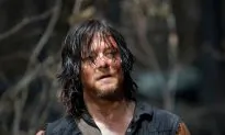 Walking Dead Actor Posing With Fan When She Suddenly Bites Him