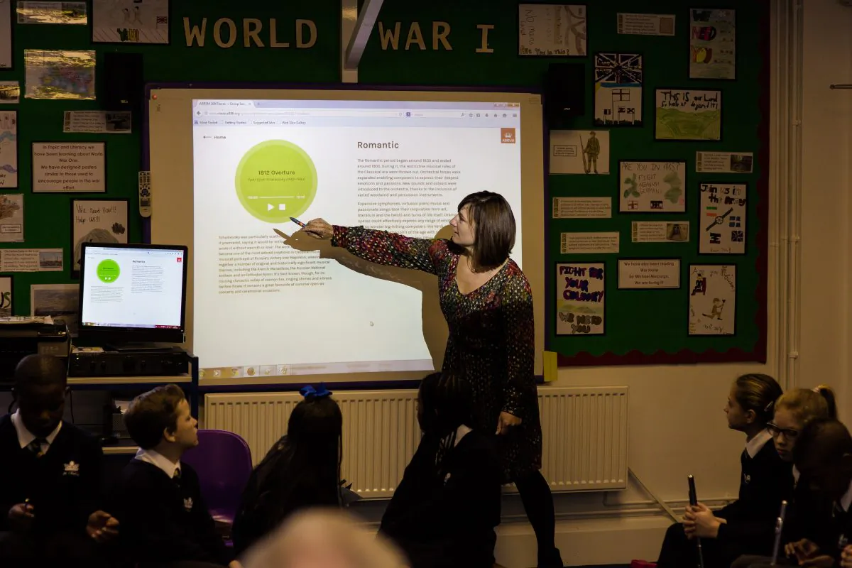 Ali Walker demonstrates the new ABRSM Classical 100 app at St. Charles Primary School in London, on Oct. 19. 2015. (Tom Weller/ABRSM)